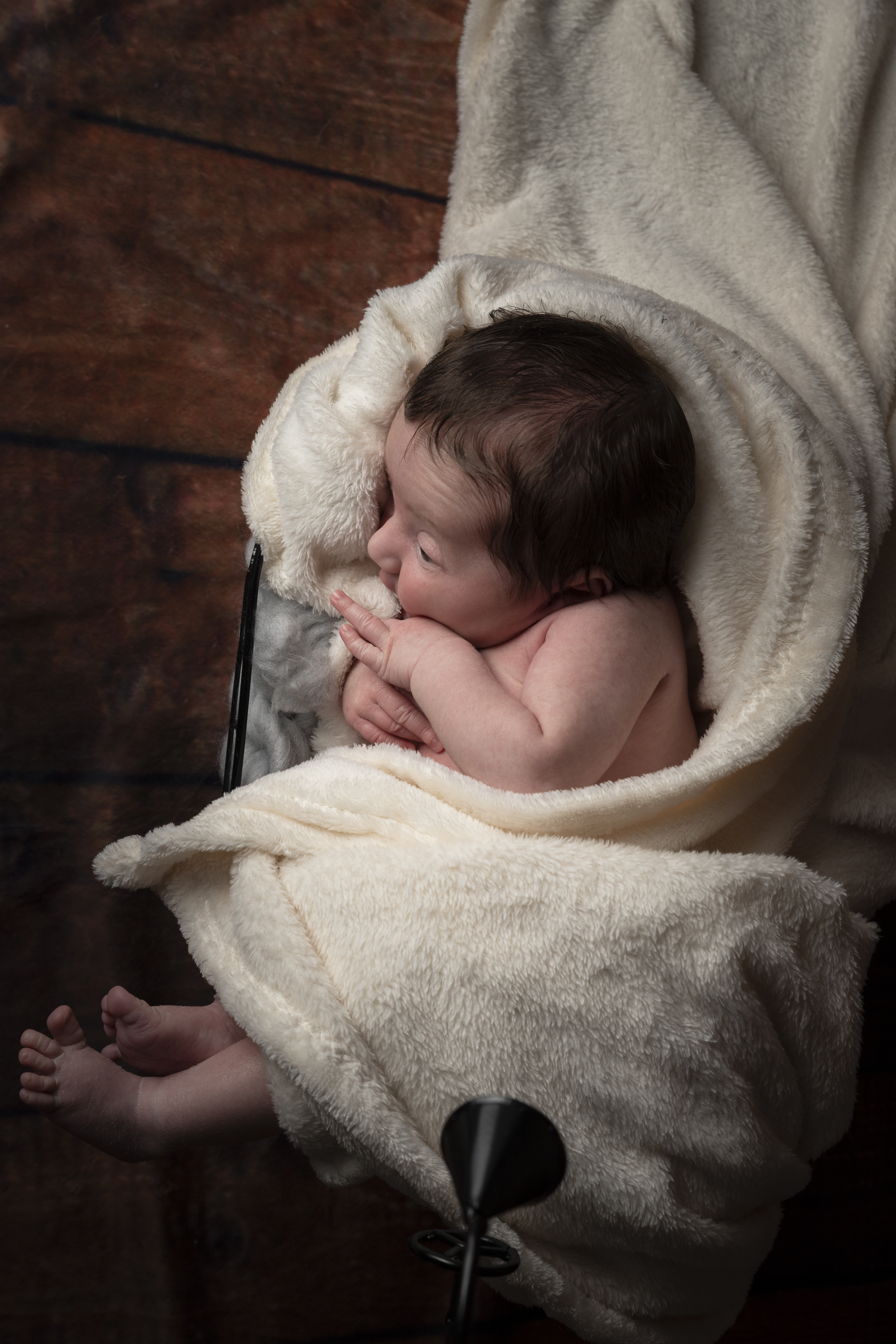 Photo d'un nouveau-né endormi et paisible dans une pose douce et naturelle